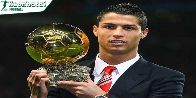 1 trong  5 Quả Bóng Vàng của Ronaldo đầu tiên đạt được là vào năm 2008